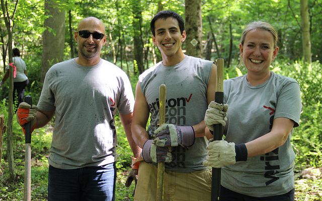 Verizon Green Team Gives Back to the Community